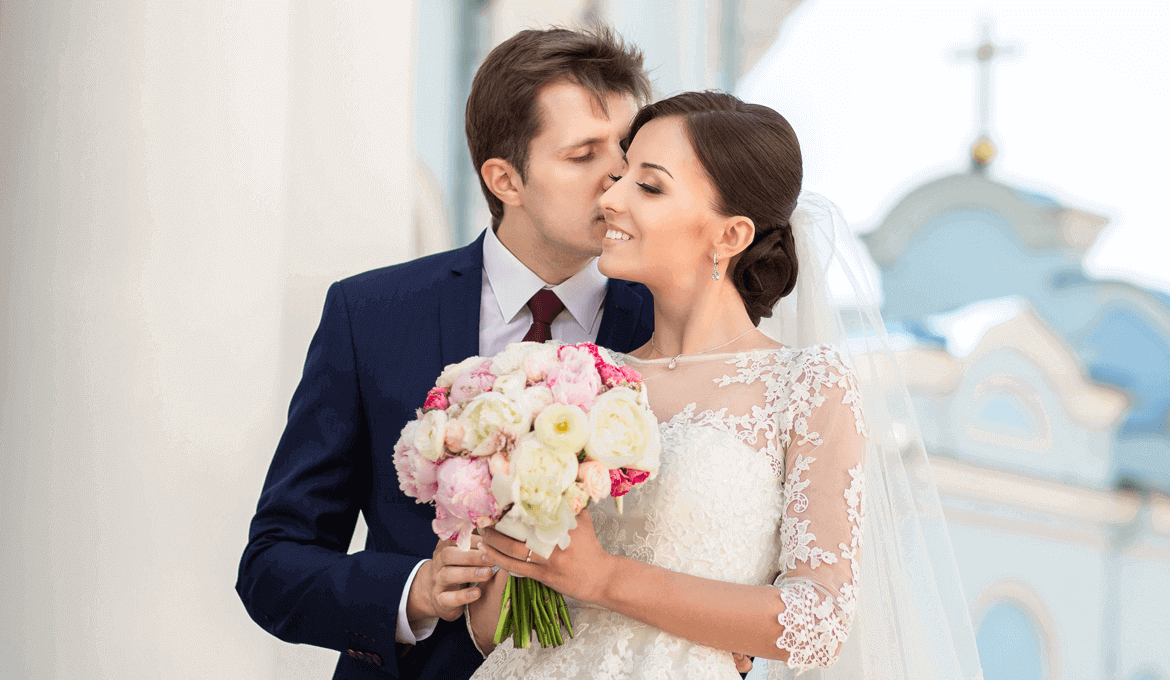 Polished Marsala Wedding Inspiration in a Swedish Manor
